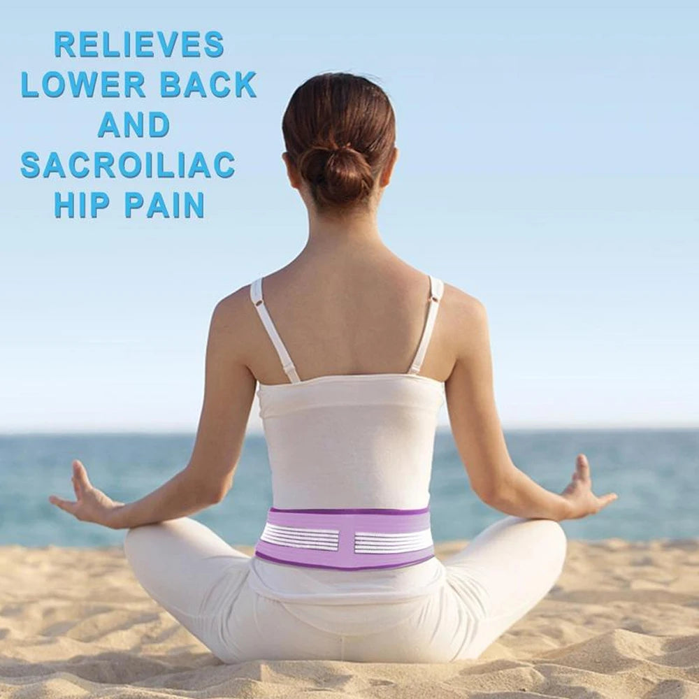 Ceinture sacro-iliaque violette soulage douleurs lombaires et hanche - femme en méditation sur la plage