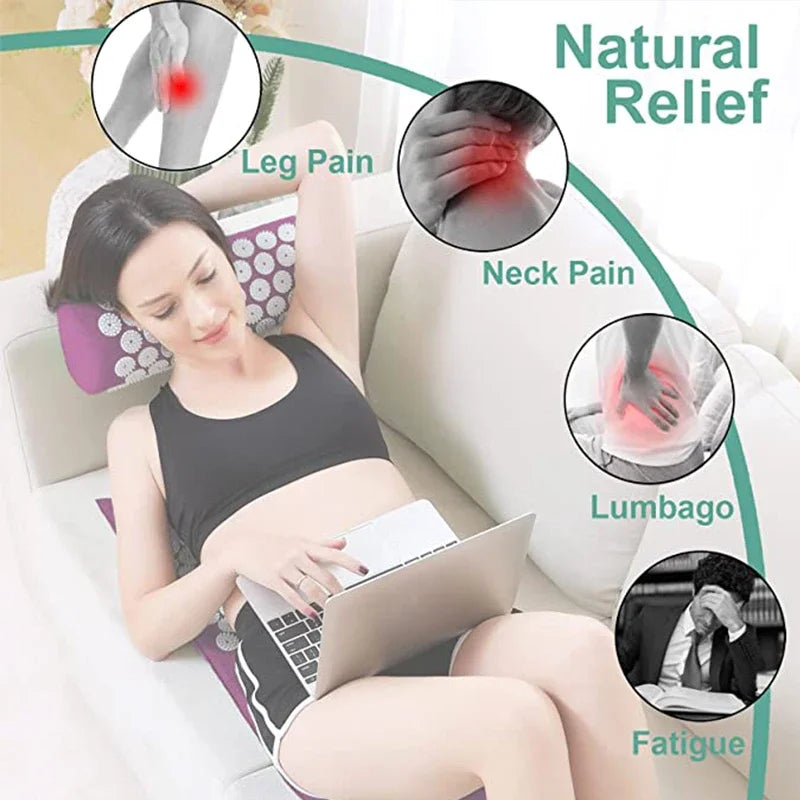 Femme se relaxant avec tapis et oreiller acupression shiatsu - soulagement naturel douleurs jambes cervicales lombaires et fatigue